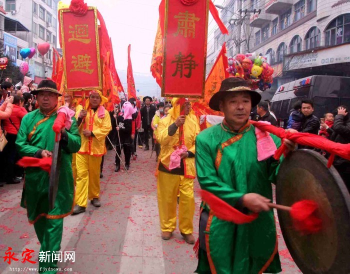 抚市"古事"游行乡间送福祉