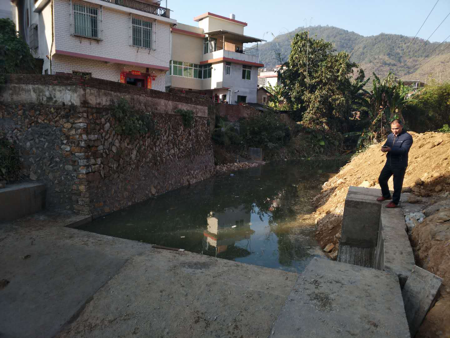 堂堡河坑村兴建拦水坝助推美丽乡村建设