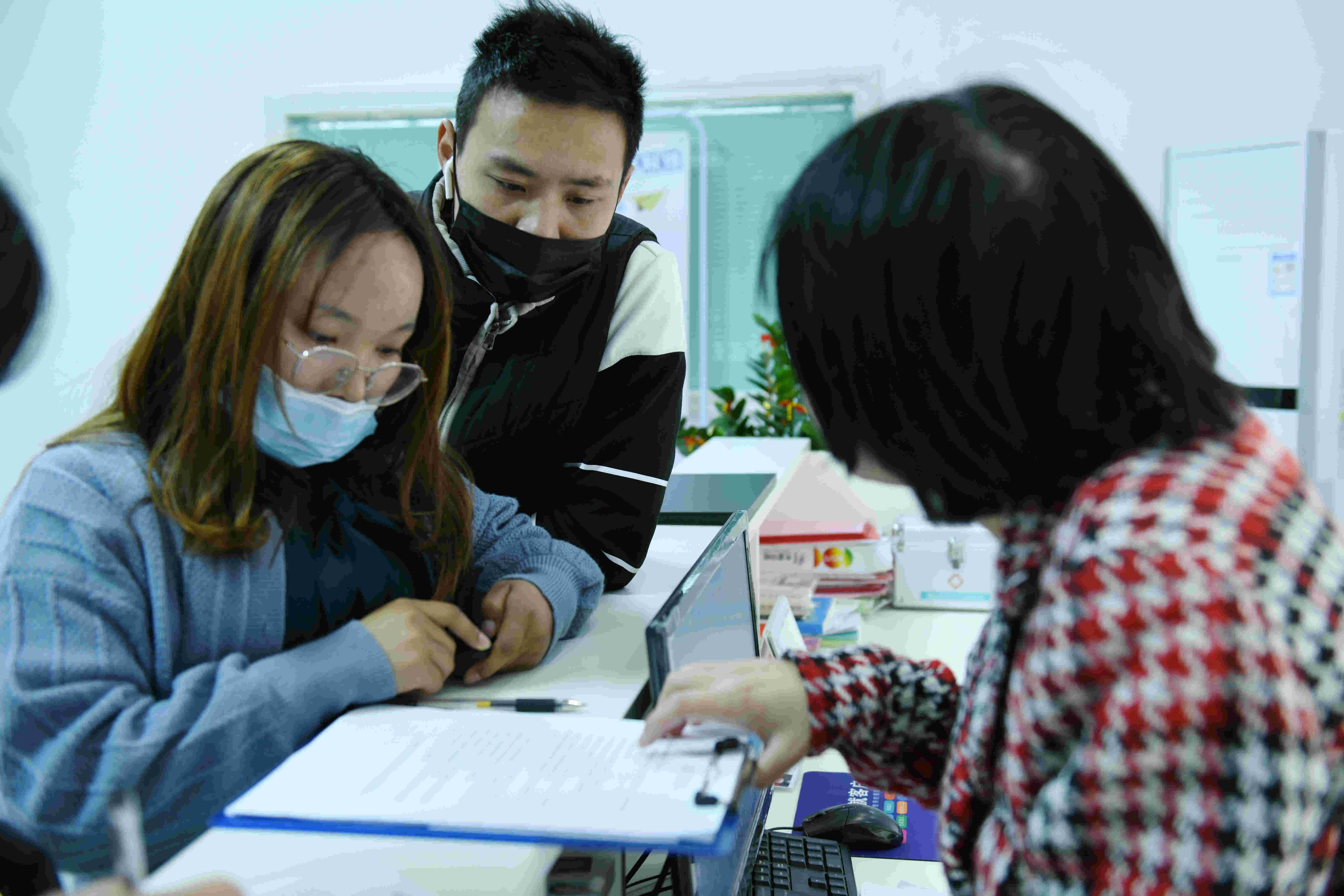 企业主管在向肖志鸿妻子小何指导"入厂须知.