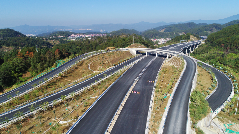 靖永高速公路实现全线双幅贯通