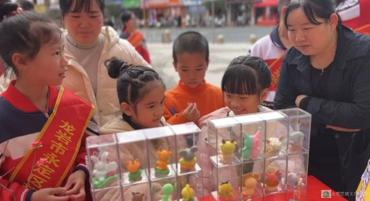 永定區胡文虎實驗小學手作之美義賣傳情讓匠心之作溫暖人心